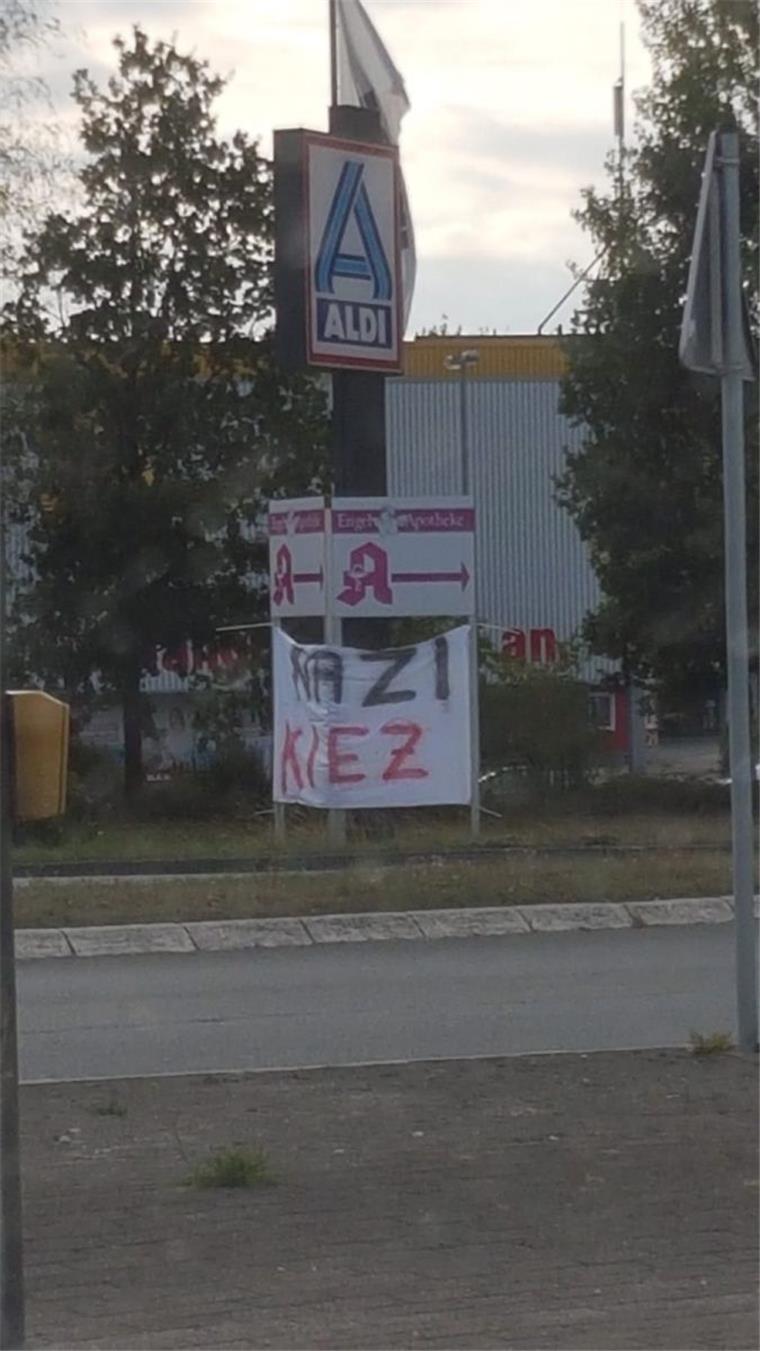 Bremerhavener hängen Nazi-Banner in Spaden auf "Nazi-Kiez" steht auf einem Banner nahe des Realmarktes.