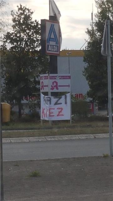 "Nazi-Kiez" steht auf einem Banner nahe des Realmarktes.