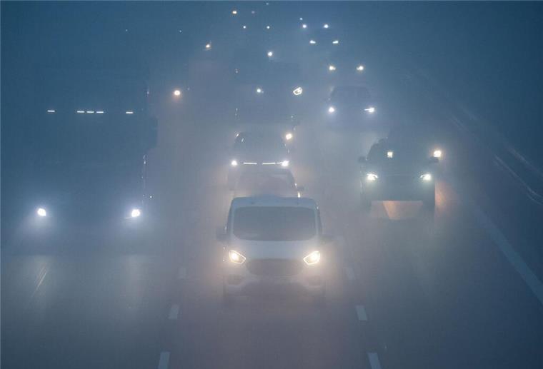 Licht, Sicht, Tempo: So kommen Autofahrer sicher durch den Herbst Bei Nebel und schlechter Sicht fahren am frühen Morgen Pkw und Lkw über die Autobahn.