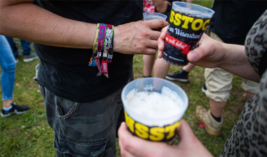 Neben Bändchen gab es auch Trinkbecher im Festivaldesign. Foto: Hartmann
