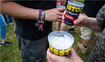 Neben Bändchen gab es auch Trinkbecher im Festivaldesign. Foto: Hartmann