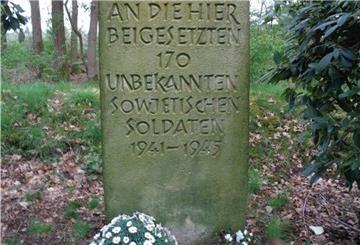 Neben Blumen haben Angehörige der auf dem sogenannten „Russenfriedhof“ beigesetzten sowjetischen Kriegsgefangenen dort Süßigkeiten abgelegt.
