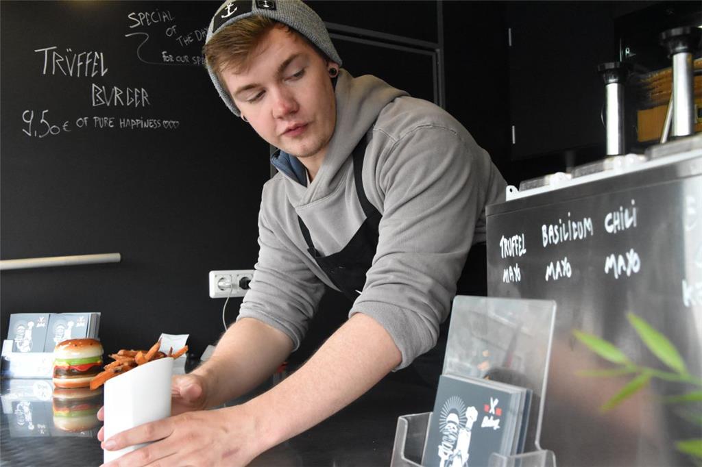 Neben Burgern gibt es auch Fritten. Diese Süßkartoffel-Fries kosten stolzte 6 Euro.