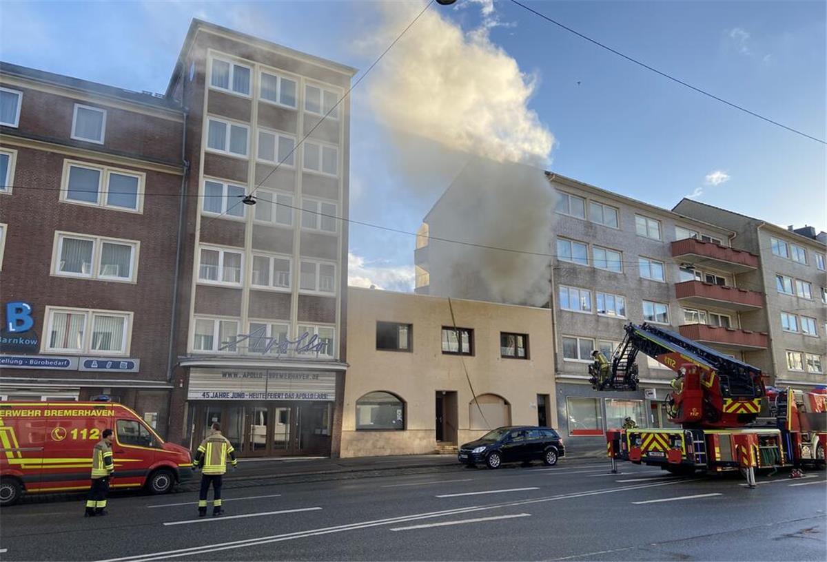 Neben dem Apollo brannte es auf einem Flachdach.