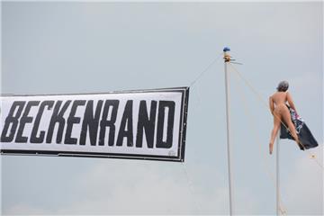 Neben dem Beckenrand fliegt die Puppe in luftiger Höhe. 