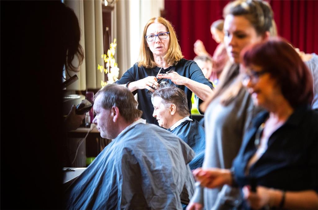 Neben dem großen Osteressen gab es Frisör- und Fußpflegeangebote. Foto: Hartmann