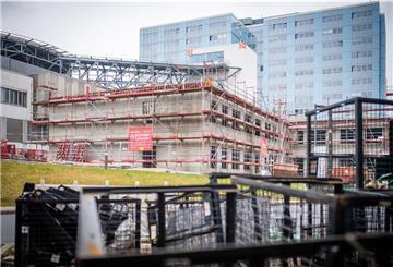 Neben dem Hauptgebäude des Klinikums Reinkenheide entsteht derzeit der Neubau der Kinderklinik. Die Klinik musste in finanzielle Vorleistung gehen. Jetzt gibt es aber den Millionen-Scheck des Senats. Foto: Hartmann