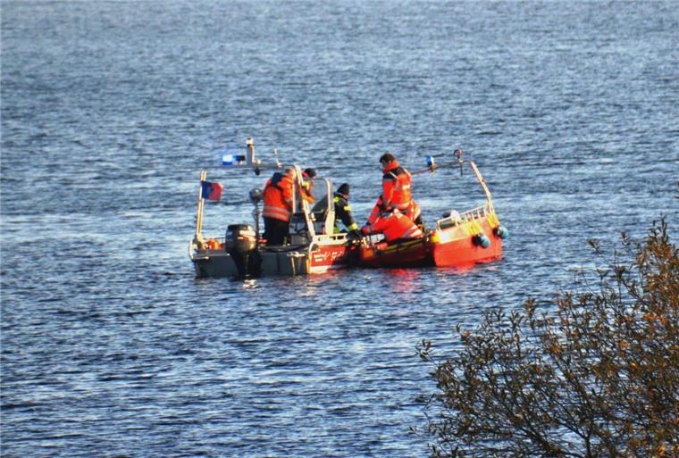 Neben dem Notarzt und Rettungsdienst waren die Polizei und Feuerwehr sowie Rettungstaucher im Einsatz im Kreidesee bei Hemmoor..