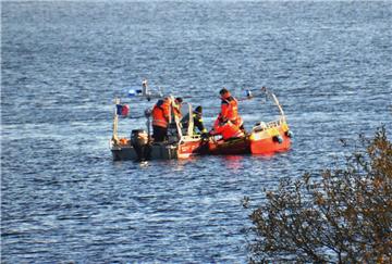 Neben dem Notarzt und Rettungsdienst waren die Polizei und Feuerwehr sowie Rettungstaucher im Einsatz im Kreidesee bei Hemmoor..