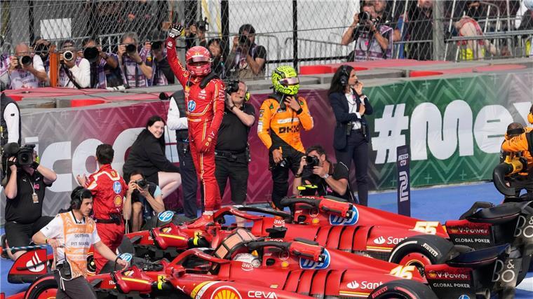 Neben dem siegereichen Ferrari-Fahrer Carlos Sainz war kein Platz für Max Verstappen.