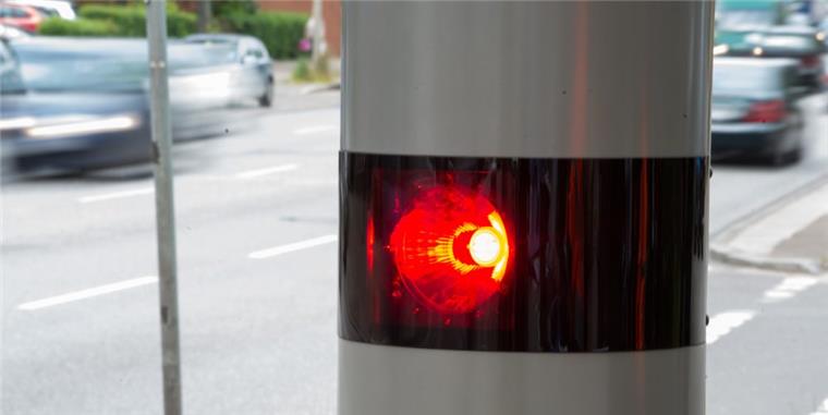Bremerhaven und Cuxland: Hier wird geblitzt Neben den festen Blitzern (wie hier im Bild), werden auch immer wieder mobile Blitzer eingesetzt.