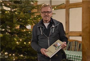 Neben der Geschichte Gyhums enthält die Chronik, die Werner Brüning in Händen hält, Fotos sämtlicher Gebäude im Dorf, eine Dokumentation alter Hofnamen, eine Vorstellung sämtlicher Firmen und Vereine. Auch Autobahn und Eisenbahn sind Gegenstand der Betrachtung.