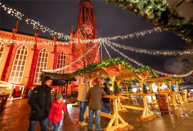 Neben der großen Kirche laden überdachte Tische zum Verweilen ein.