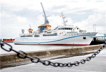 Neben der „Helgoland“ (Foto) setzt die Reederei Cassen Eils von Cuxhaven aus am Wochenende noch ein zweites Schiff für den Verkehr zum Roten Felsen ein. 