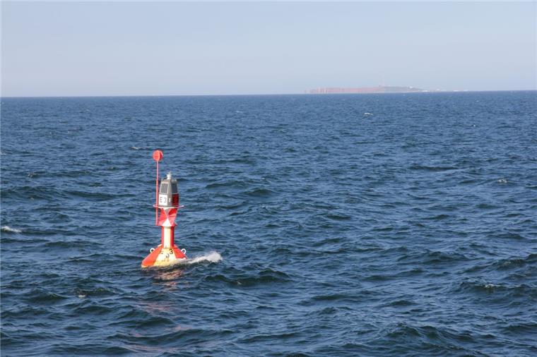 Landet der Hafenschlick aus Hamburg an den Cuxhavener Stränden? Neben der Tonne E 3, in Sichtweite Helgolands, verklappen derzeit zwei Hopperbagger den Schlick aus dem Hamburger Hafen und der Elbe bis Wedel. Inzwischen hat sich die Wassertiefe dort um vier Meter auf etwa 26 Meter verringert. 25 Meter dürfen nicht unterschritten werden.