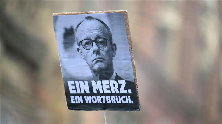 Neben friedlichen Protesten gab es nach der gemeinsamen Abstimmung von CDU und AfD auch Übergriffe auf Parteibüros. (Symbolbild)