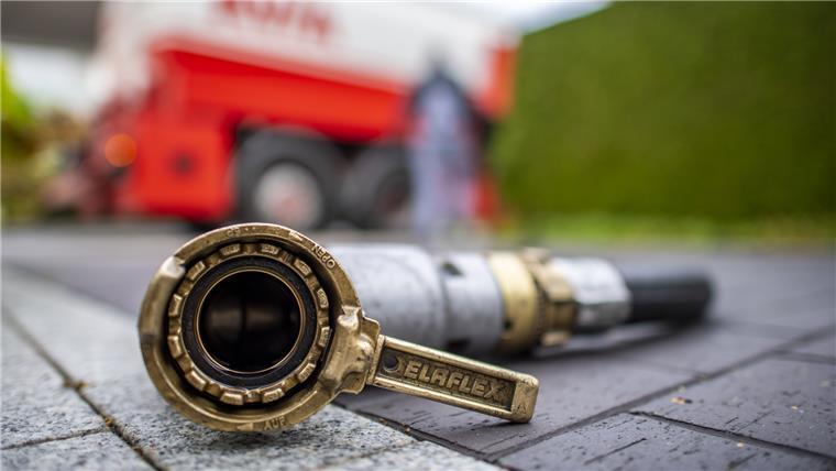 Wie kommen Öl- und Pelletkunden jetzt an die Hilfsgelder? Ein Haushalt wird mit Heizöl aus einem Tankwagen beliefert. Ölkunden, die durch die Energiekrise besonders stark belastet wurden, sollen einen Teil ihrer Kosten erstattet bekommen.