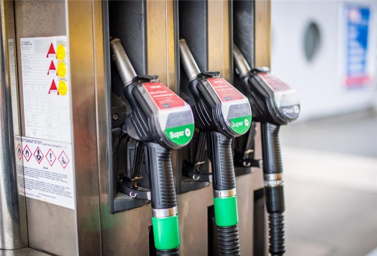 Was Autofahrer über E10 wissen sollten Neben herkömmlichem Benzin, Diesel und Erdgas findet sich auch Super E10 an jeder Tankstelle.