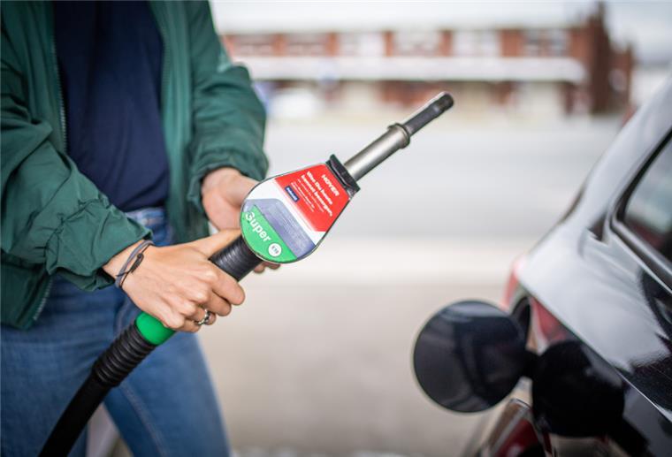 Neben herkömmlichem Benzin, Diesel und Erdgas findet sich auch Super E10 an fast jeder Tankstelle. Seit 2011 ist der Kraftstoff auf dem Markt und hat sich dennoch bis heute nicht überall durchgesetzt.