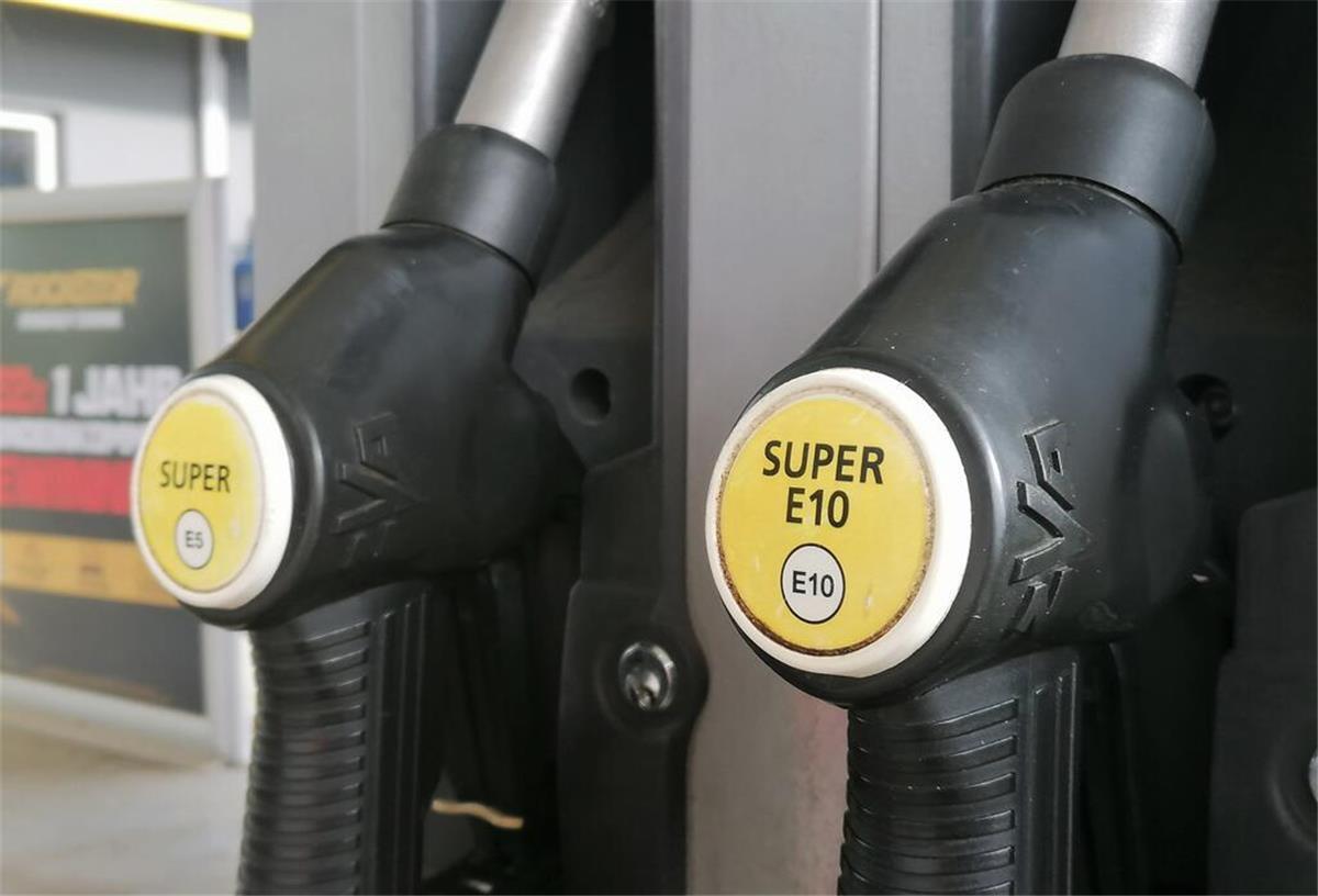 E10 tanken oder doch nicht? Experte macht Schluss mit Vorurteilen! Eine Zapfsäule mit Super-E10.