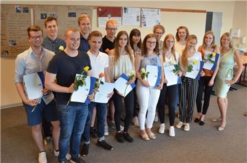 Neben ihrer kaufmännischen Ausbildung haben diese Schüler des Kivinan-Bildungszentrums in Zeven freiwillig eine zusätzliche Prüfung auf sich genommen – und ihre besonderen Englisch-Kenntnisse unter Beweis gestellt. Dafür bekamen sie jetzt von Lehrerin Frauke Fröhlich (rechts) Zertifikate überreicht.  