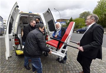 Neben Kleidung, Lebensmitteln und medizinischem Gerät wurde auch ein Rettungswagen für Griechenland gespendet.