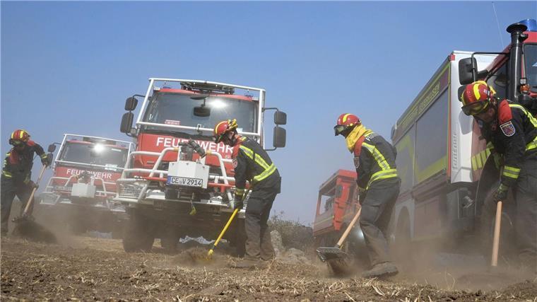 Tränen zum Abschied: Deutsche Feuerwehrleute auf Heimreise Neben Kollegen aus anderen europäischen Ländern waren auch 67 Feuerwehrleute mit ihren Fahrzeugen aus Niedersachsen und Nordrhein-Westfalen in Spanien im Einsatz. Nach gut einer Woche traten sie die Rückreise an. (Archivbild)