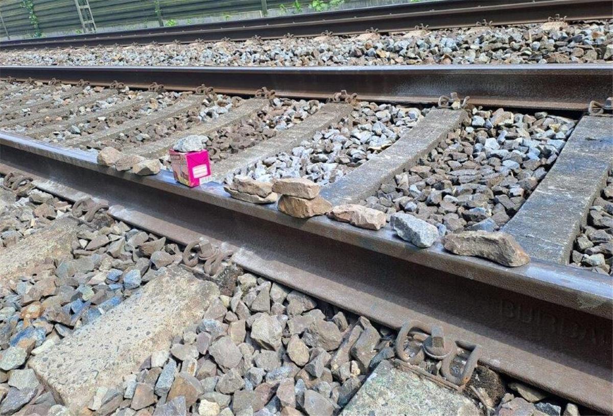 Schotterseine auf Gleisen