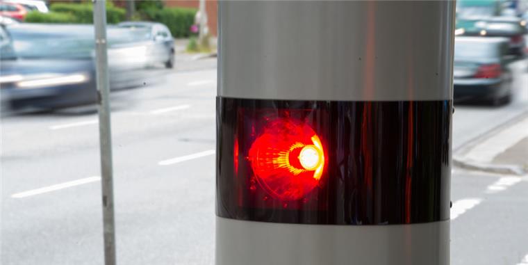 Neben solchen stationären Blitzern werden auch mobile Blitzer an einigen Stellen in Bremerhaven und im Kreis Cuxhaven eingesetzt.
