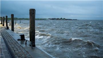 Neben Sturmböen ist auch mit Dauerregen am Samstag zurechnen (Symbolbild)