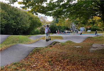 Neben verschiedenen Veranstaltungen gab es auch eine von der Gemeinde organisierte Fahrt nach Mettingen, wo es eine Pumptrack gibt und wo die Kinder sie ausprobierten.