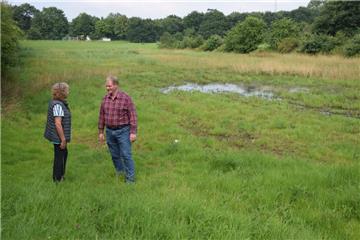 Nebenerwerbslandwirt Jens Buerfeind kann sein Grundstück nur noch zum Teil bewirtschaften. Die tiefergelegene Wiese steht seit Wochen permanent unter Wasser. Katharina Schmitz, Sprecherin der Interessengemeinschaft „Wasserwerk Wulsdorf“, machte sich vor Ort ein Bild davon.