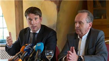Nebenklagevertreter Christian Hecken (l) und Ralph Orth, Vater eines Opfers, sprechen in einer Pressekonferenz zu den zuvor in einer Pressekonferenz vorgetragenen Ermittlungsergebnissen der Staatsanwaltschaft.