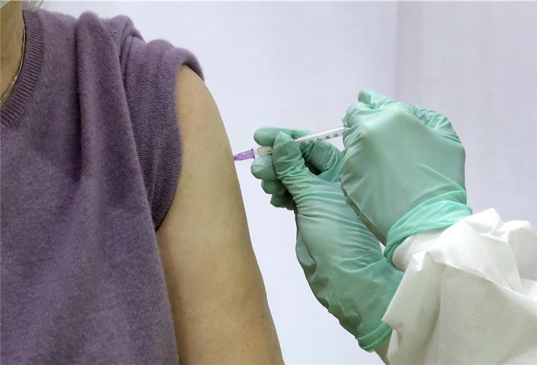 Nebenwirkungen nach der Impfung mit dem Wirkstoff AstraZeneca? Die Impfzentren in Bremerhaven und Cuxhaven sorgen vor. Symbolfoto: Michael Sohn/POOL AP/dpa