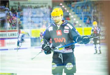 Nein, das Foto ist nicht unscharf. Das Plexiglas der neuen Flex-Bande verzerrt den Blick.