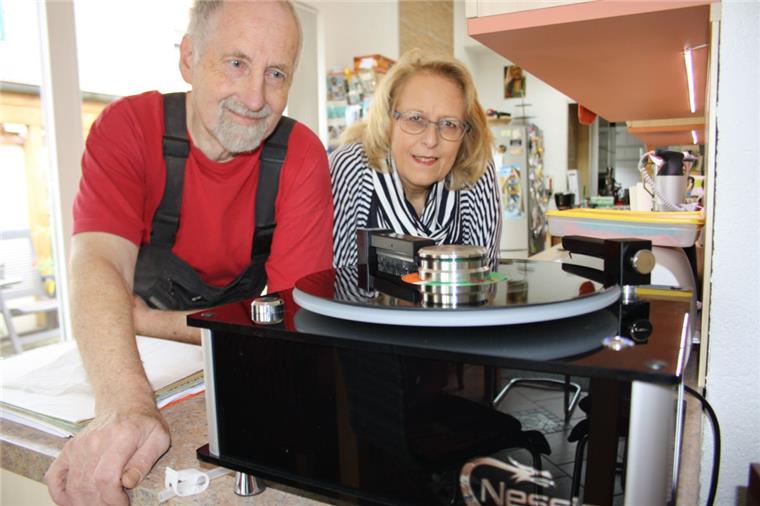 Nein, das ist kein Plattenspieler – so sieht eine Waschmaschine für Schallplatten aus. Norbert Frey hat sie sich zugelegt, um seine Vinylscheiben zu säubern. Ehefrau Ursula Frey findet das Hobby ihres Mannes toll. „Auch wenn das bedeutet, dass man als Ehefrau aus dem Urlaub kommt, und plötzlich steht da mal eben ein Plattenspieler für 2000 Euro“, erzählt sie lachend.