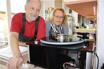 Nein, das ist kein Plattenspieler – so sieht eine Waschmaschine für Schallplatten aus. Norbert Frey hat sie sich zugelegt, um seine Vinylscheiben zu säubern. Ehefrau Ursula Frey findet das Hobby ihres Mannes toll. „Auch wenn das bedeutet, dass man als Ehefrau aus dem Urlaub kommt, und plötzlich steht da mal eben ein Plattenspieler für 2000 Euro“, erzählt sie lachend.
