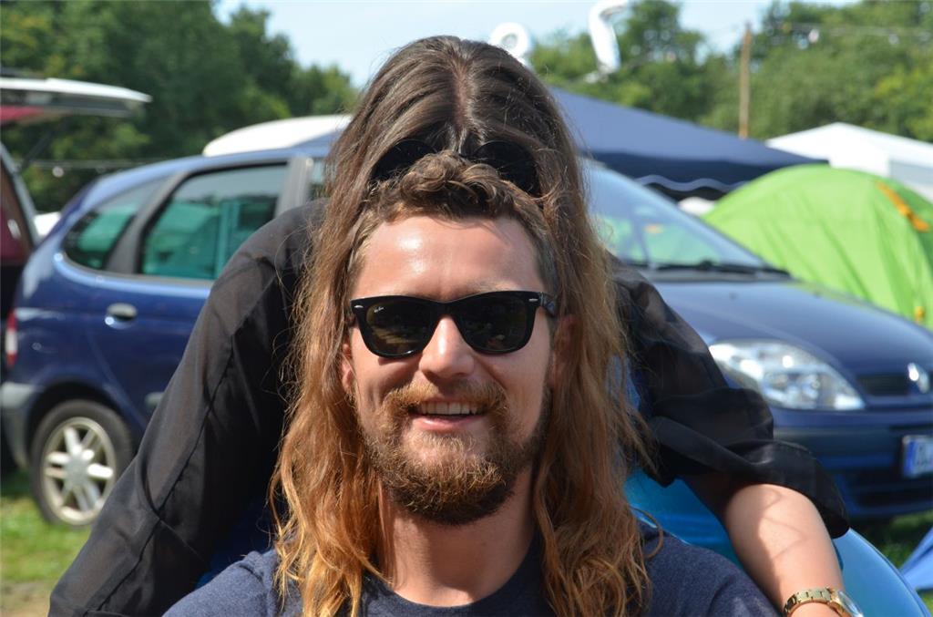 Nein, der Mann hat keine langen Haare. 