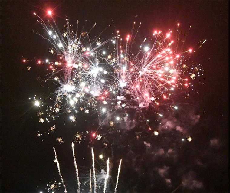 Nein, noch ist nicht Silvester. Trotzdem stiegen beim Probeschießen schon viele Raketen in den Himmel.