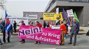 „Nein! zu Krieg und Aufrüstung“ steht auf einem Banner von Teilnehmern eines Ostermarsches.
