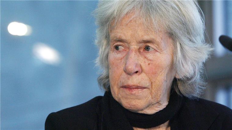 Theaterpreis Berlin geht an Dramaturgin Nele Hertling Nele Hertling wird mit dem Theaterpreis Berlin ausgezeichnet.