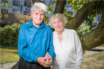Nelli und Hugo Kugel aus Bremerhaven feiern ihren 65. Hochzeitstag im Kreis der Familie.