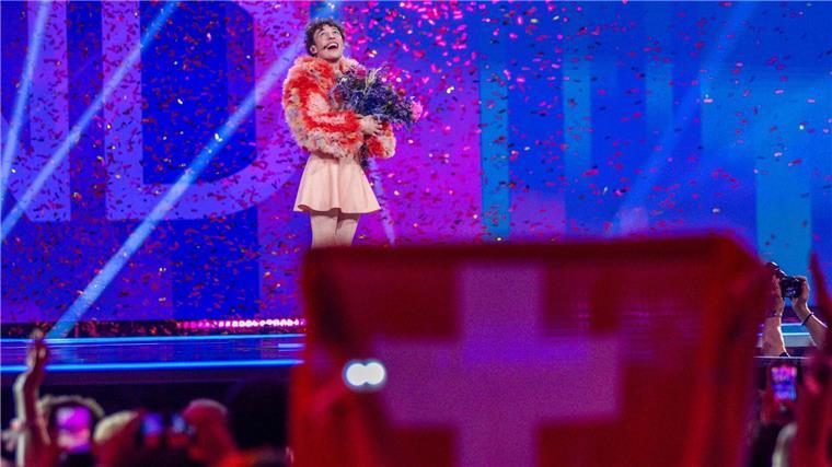 Nemo jubelt nach dem Gewinn im Finale des Eurovision Song Contest. Im nächsten Jahr findet das Finale in der Schweiz statt.