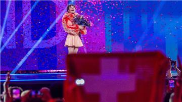 Nemo jubelt nach dem Gewinn im Finale des Eurovision Song Contest. Im nächsten Jahr findet das Finale in der Schweiz statt.