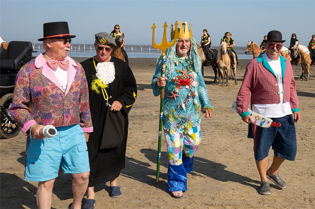 Neptun und Gefolge eröffnen das Duhner Wattrennen 2019. Foto: Adelmann