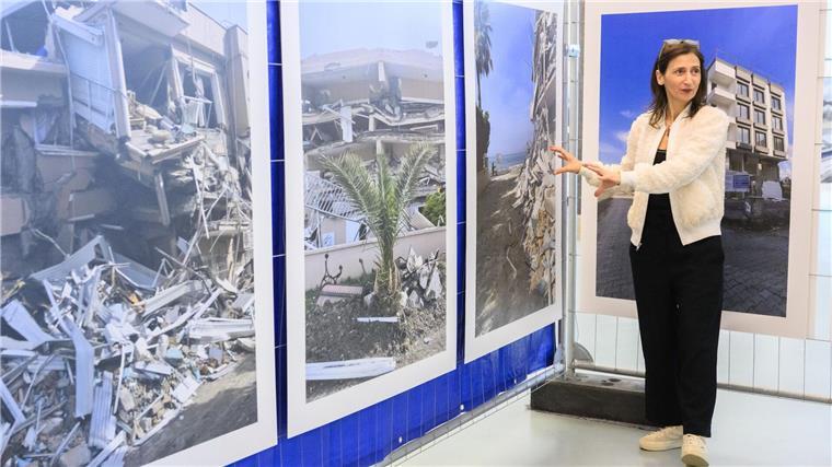 Nermin Avlar steht vor Fotografien in ihrer Ausstellung „90 Sekunden“ im Neuen Rathaus Hannover.