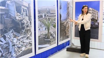 Nermin Avlar steht vor Fotografien in ihrer Ausstellung „90 Sekunden“ im Neuen Rathaus Hannover.
