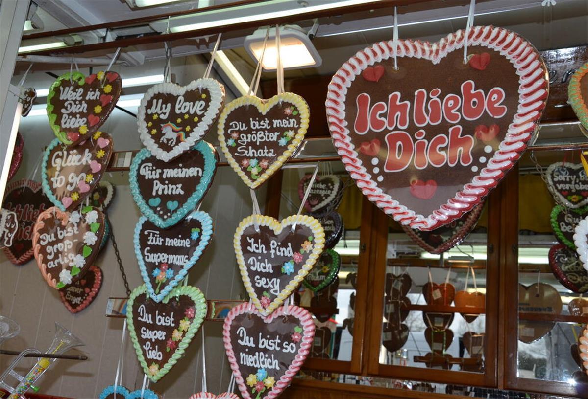 Frühjahrsmarkt in Zeven: Ein buntes Wochenende für alle Lebkuchenherzen hängen an einer Glasscheibe