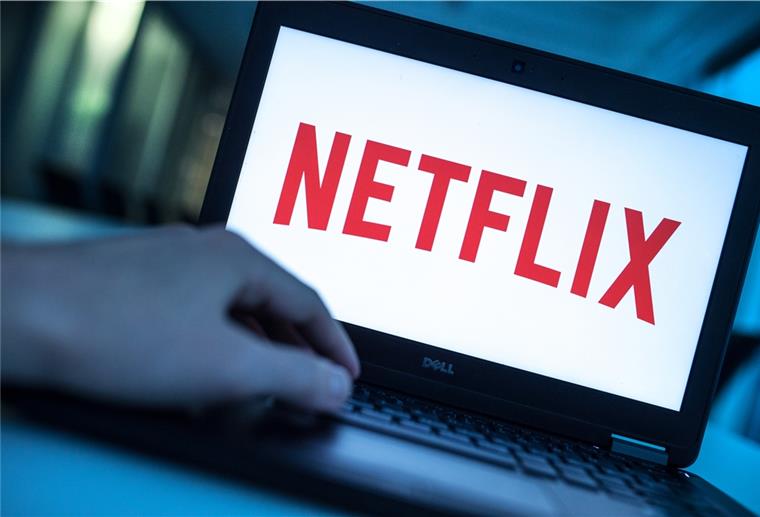 Das Logo des Video-Streamingdienstes Netflix ist auf dem Display eines Laptops zu sehen. 