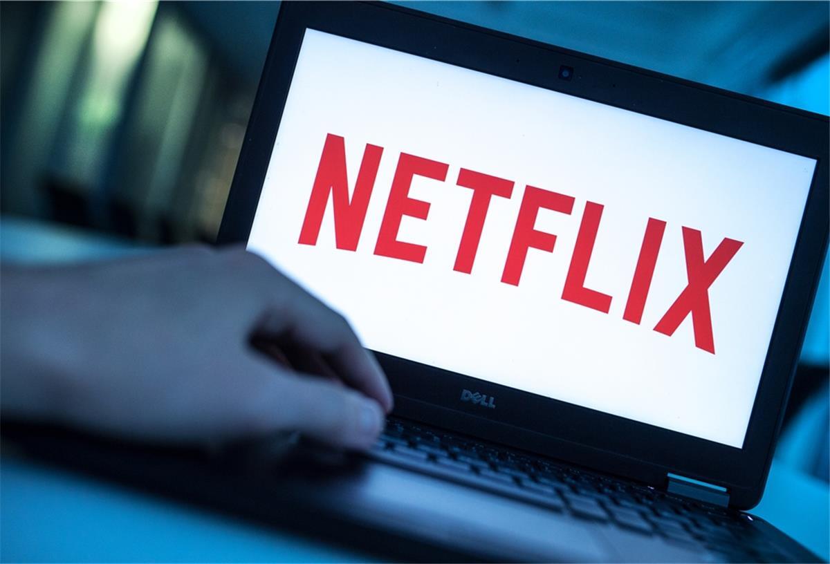 Das Logo des Video-Streamingdienstes Netflix ist auf dem Display eines Laptops zu sehen. 